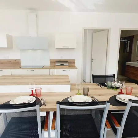 Moderne St Cyprien Village 别墅 *