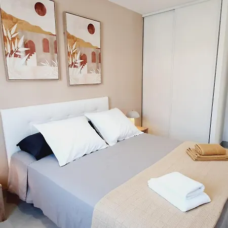 Moderne St Cyprien Village *