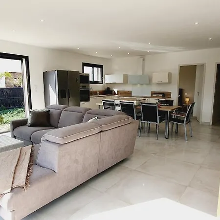 Moderne St Cyprien Village *