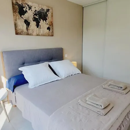 Moderne St Cyprien Village