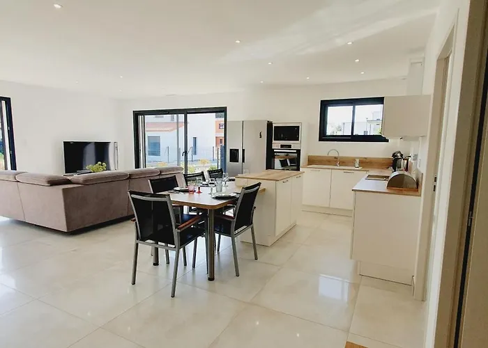 Moderne St Cyprien Village * Saint-Cyprien (Pyrenees-Orientales)