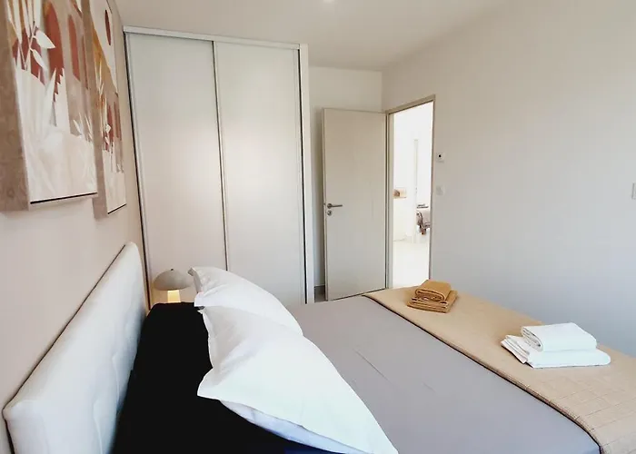 Moderne St Cyprien Village Villa *