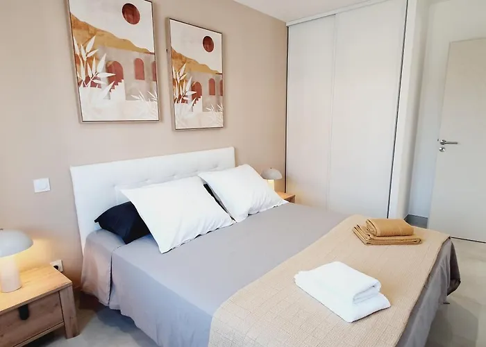 Moderne St Cyprien Village *
