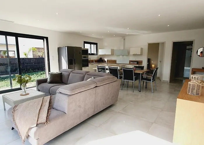 Moderne St Cyprien Village *
