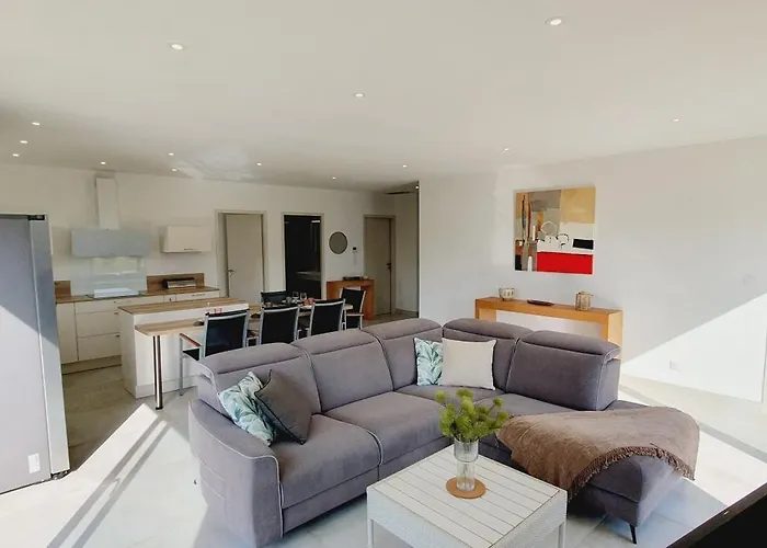 Moderne St Cyprien Village *