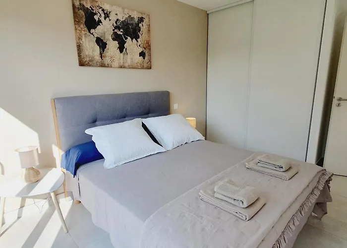 Moderne St Cyprien Village