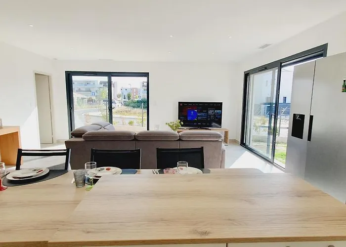 Moderne St Cyprien Village *