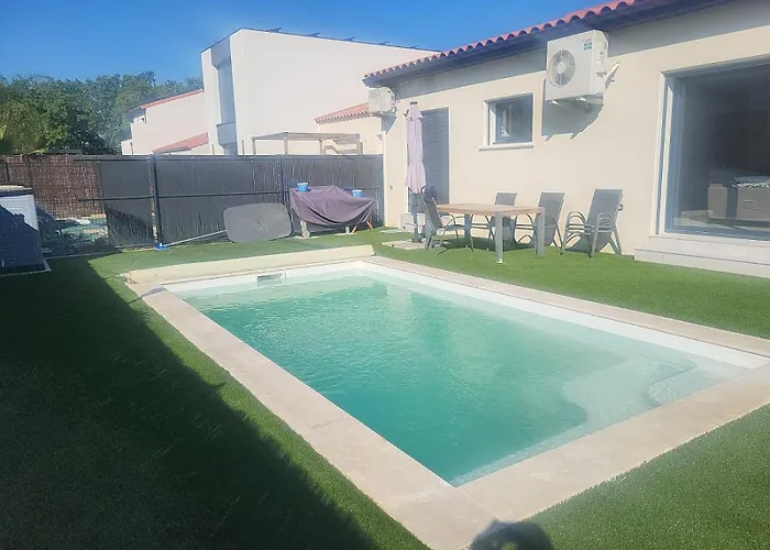 Moderne St Cyprien Village *